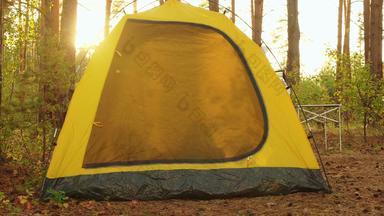 轮廓旅游人内部旅游帐篷阳光明媚的森林早....旅游人醒着的野营帐篷早....旅游人营地森林徒步旅行